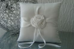 Coussin Porte-Alliance fleur et strass blanc